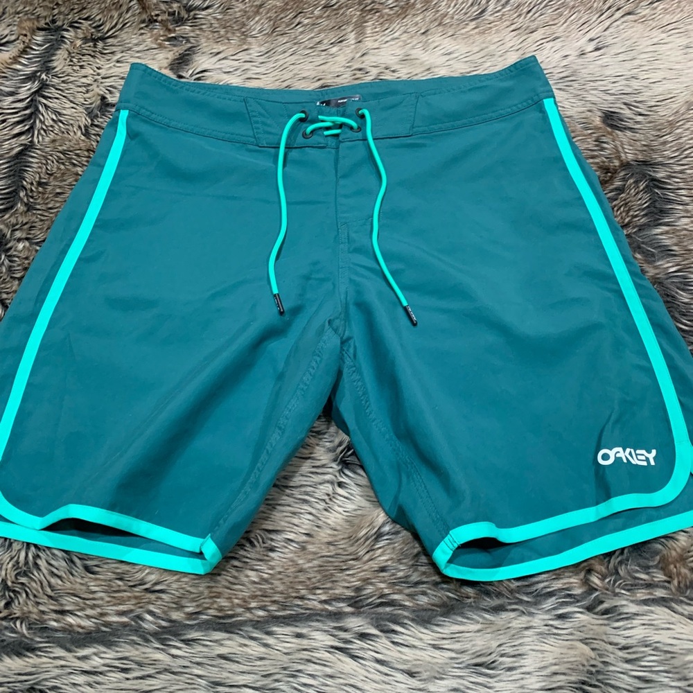 Oakley Solid Crest 19 Boardshort color Bayberry performance fit US 34 NWOT